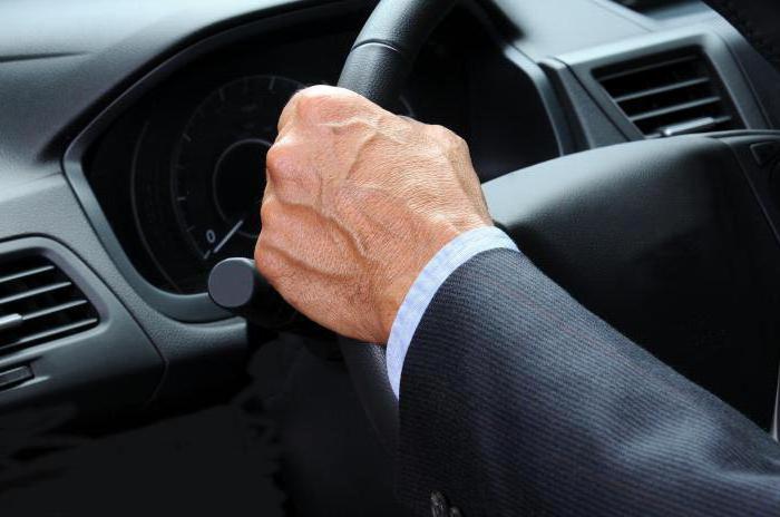 kako držati upravljač tijekom vožnje