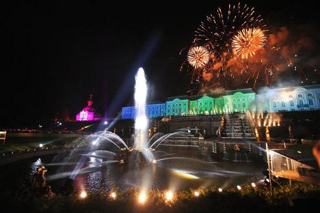 Peterhof: zatvaranje fontana - glavni praznik jeseni u St. Petersburgu