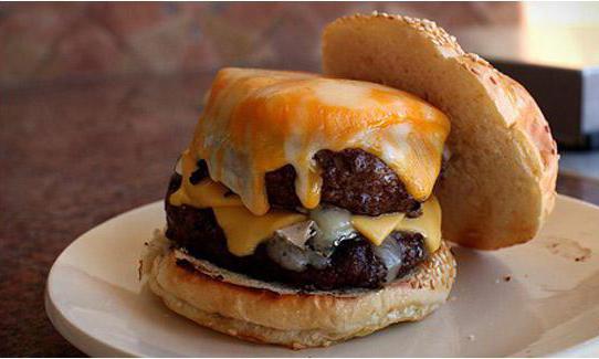 Dupli sirburger jedan je od najpopularnijih sendviča!